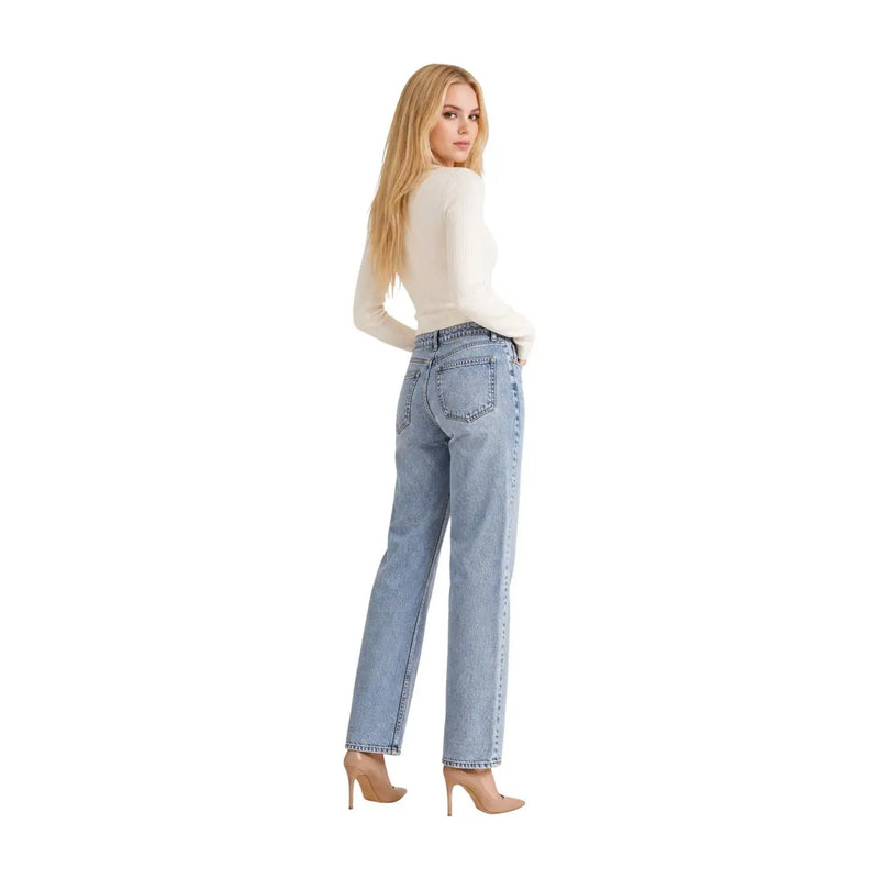 Hellblaue Jeans mit geradem Bein und klassischem Fünf-Taschen-Design, kombiniert mit Guess weiße Viskose-Strickjacke für Damen