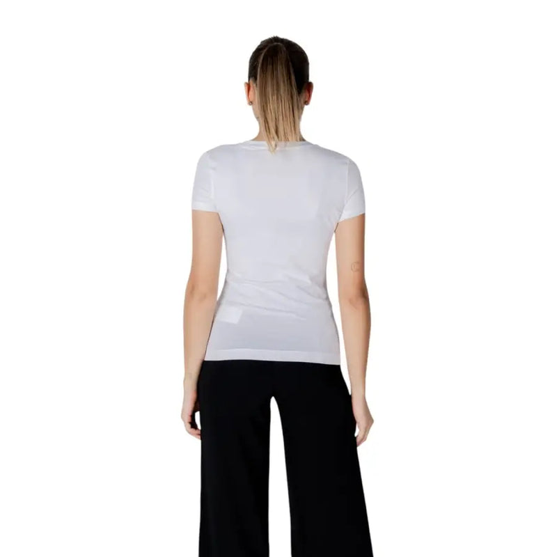 Guess women white cotton short sleeve t-shirt with a simple crew neckline and smooth form fitting fabric