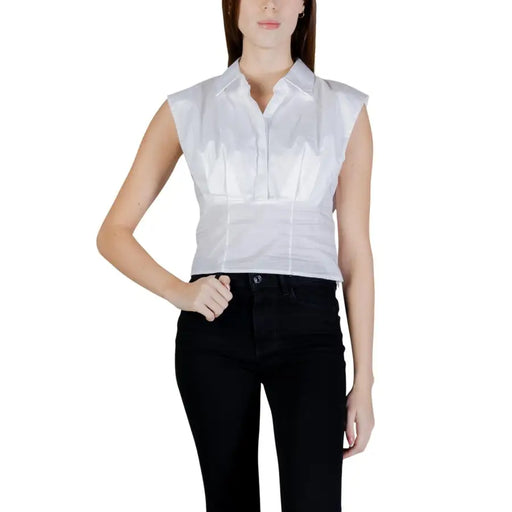 Guess women white cotton sleeveless blouse with structured collar and pleats