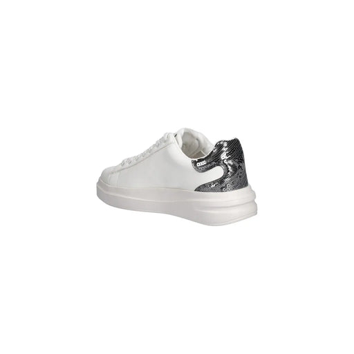 Guess Weiße Damen-Sneaker aus Leder zum Hineinschlüpfen mit silberner Pailletten-Fersenlasche für sportlich-lässigen Look (Rückansicht)