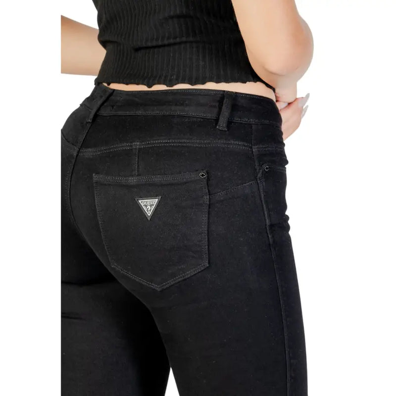 Rückseite guess Schwarze Damenjeans mit Taschen, dezenter Used-Optik und gesticktem dreieckigem Logo