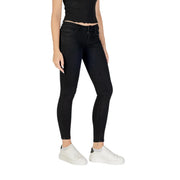 Guess women’s black skinny jeans with pockets featuring a sleek form-fitting design and subtle texture
