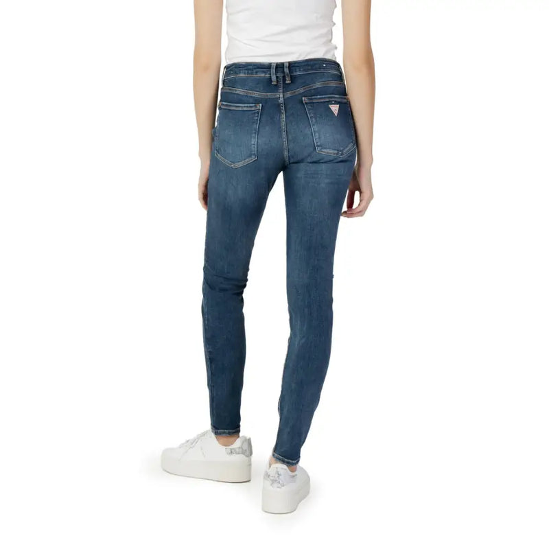 Rückansicht von guess Dunkelblaue, schmal geschnittene Damen-Jeans aus Denim mit Used-Look und pinkfarbenem Logo auf der Tasche