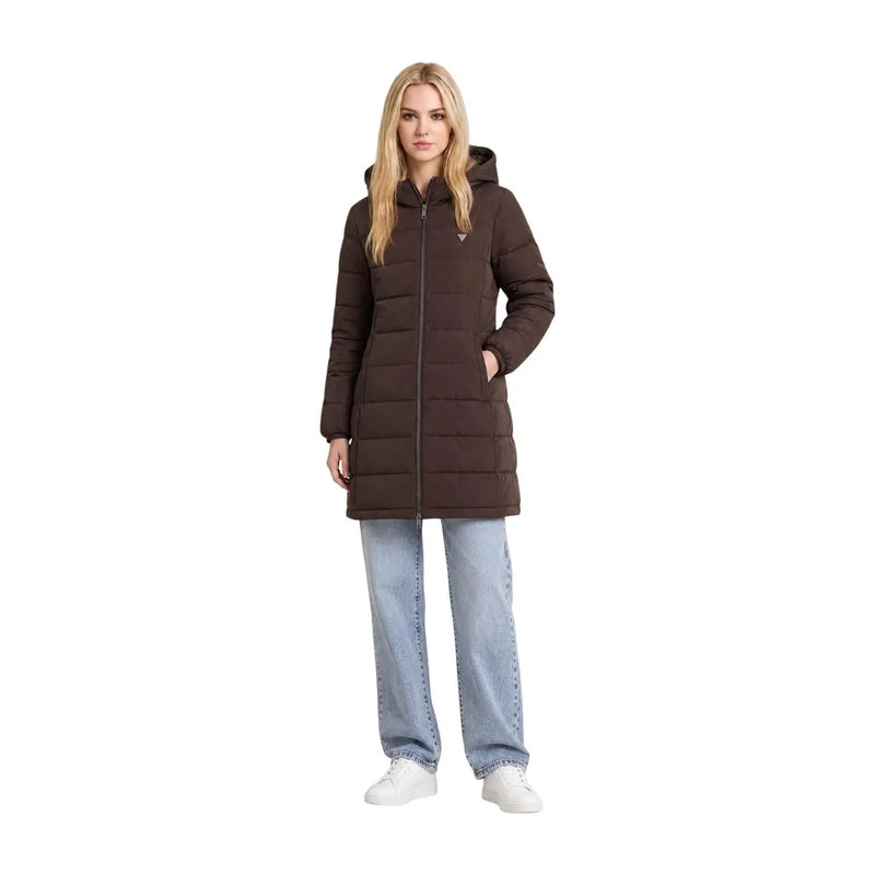 Guess Doudoune longue matelassée marron pour femme, en polyester, avec capuche zippée et logo sur la poitrine gauche (vue de face).
