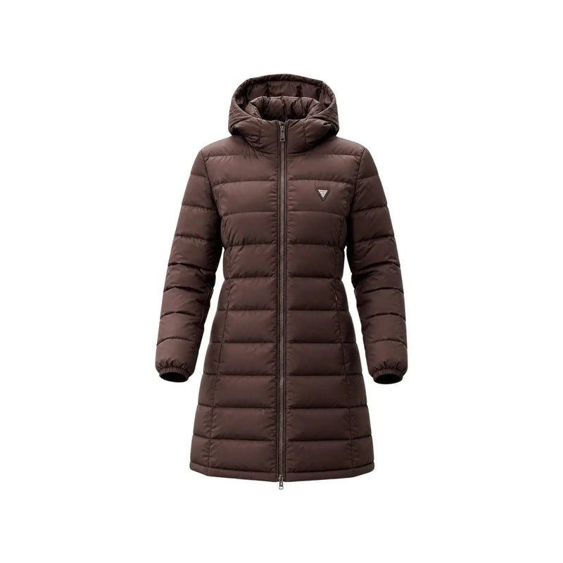 Guess Doudoune longue marron matelassée en polyester pour femme, avec capuche, fermeture éclair sur le devant et poignets élastiques (vue de face).