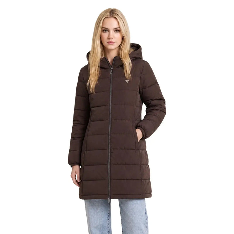 Guess Doudoune longue marron pour femme, en polyester, avec capuche matelassée et fermeture éclair centrale ornée d'un logo discret sur la poitrine.