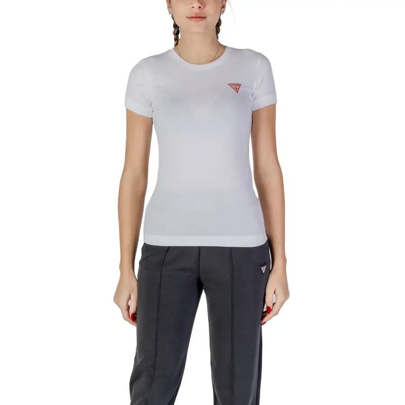 Guess Damen-Kurzarmshirt aus weißer Baumwolle t-shirt mit Rundhalsausschnitt und kleinem roten dreieckigen Logo auf der linken Brust