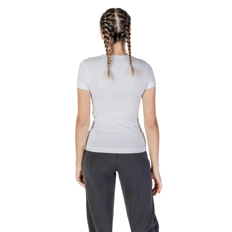 Guess weißes, kurzärmeliges Damen-T-Shirt mit Rundhalsausschnitt t-shirt mit einer eleganten, hellgrauen, figurbetonten Silhouette und geripptem Halsausschnitt