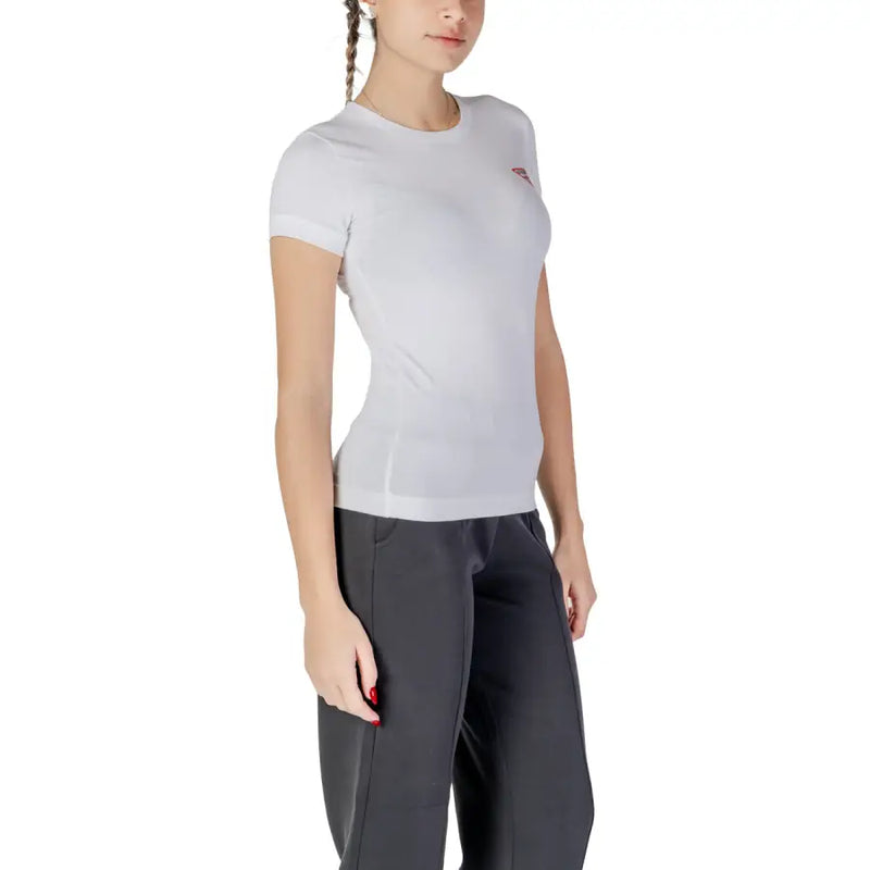 Guess weißes, kurzärmeliges Damen-T-Shirt mit Rundhalsausschnitt t-shirt mit einem dezenten roten Logo auf der Brust für lässige Kleidung