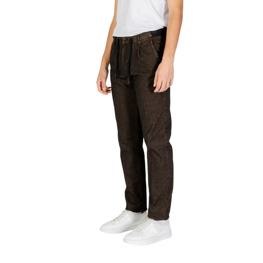 Hamaki-ho men trousers in dark brown corduroy with a drawstring waistband and cotton blend fabric
