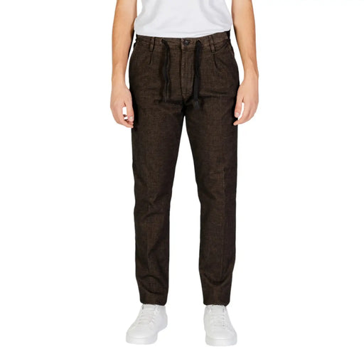 Dark brown hamaki-ho men trousers in cotton blend with drawstring waistband plain zip detail