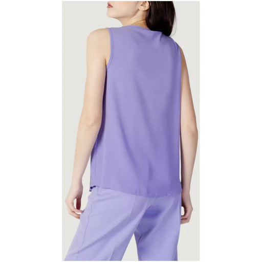 Débardeur lavande hanny deep femmes tank top avec un tissu fluide et un détail de couture discret au dos, vu de dos