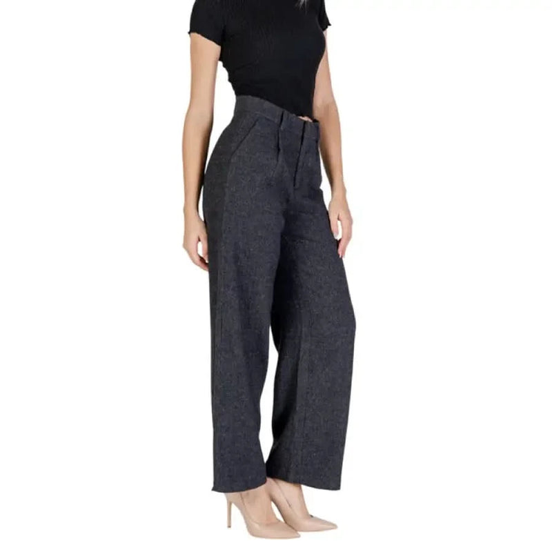 High-waisted charcoal gray wide-leg trousers with black top for women’s fashion