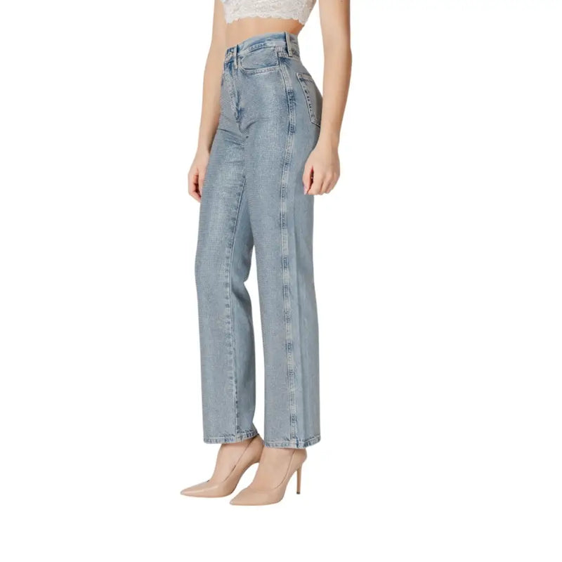 High waisted light blue denim jeans with light-wash fabric high-rise straight-leg and classic five-pocket design
