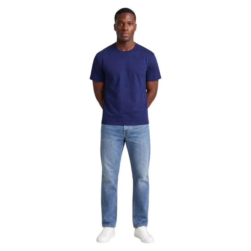 Ein Mann trägt ein marineblaues, atmungsaktives Baumwoll-T-Shirt mit Rundhalsausschnitt von Hydra Men.