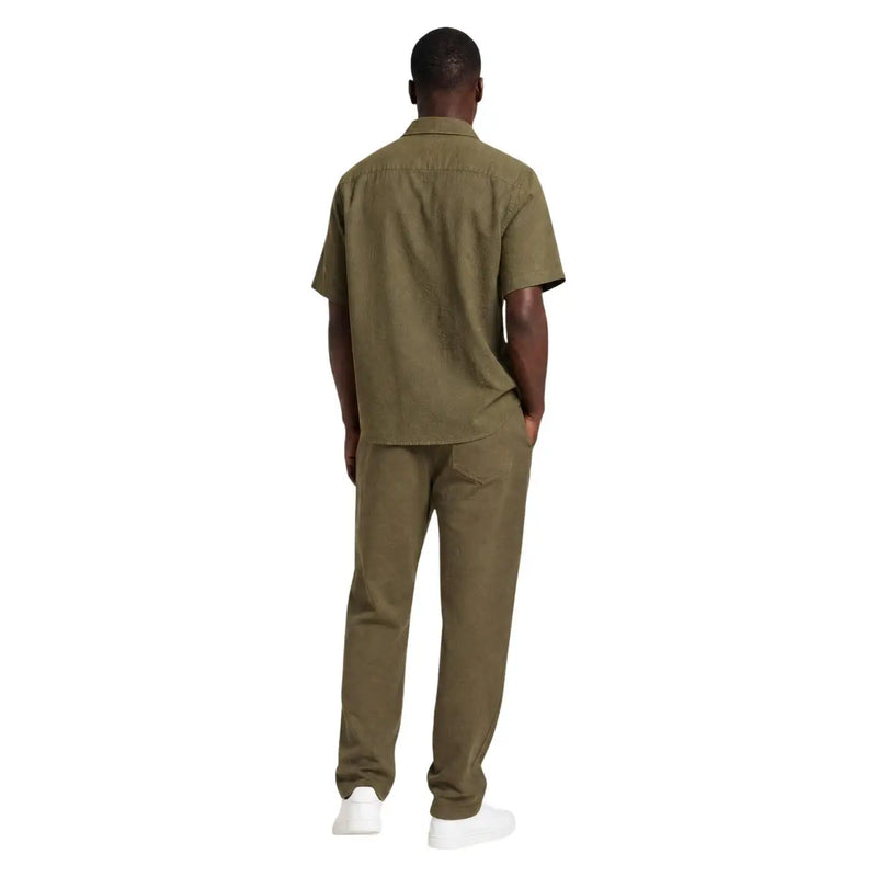 Olivgrünes, kurzärmeliges Baumwollhemd mit Knopfleiste und passender Hose aus der Hydra Herren-Kollektion, grünes Baumwoll-T-Shirt mit V-Ausschnitt, klassische Kollektion