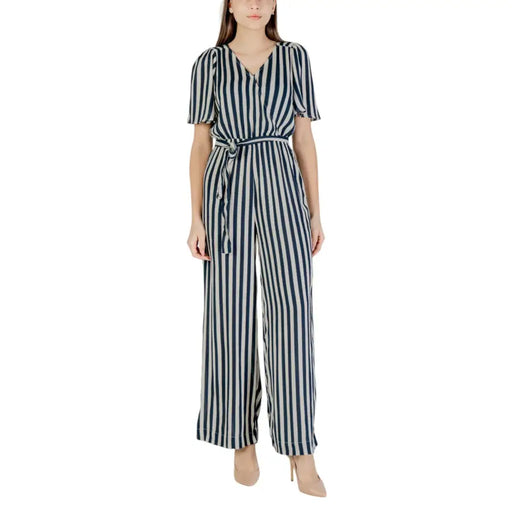 Ichi Damen-Jumpsuit aus Viskose mit beigefarbenem Leopardenmuster und kurzen Ärmeln, marineblau-weiße Streifen