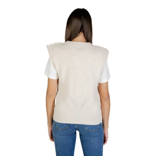 Cream-colored ribbed knit sleeveless vest with decorative button details on shoulders by Ichi women beige gilet