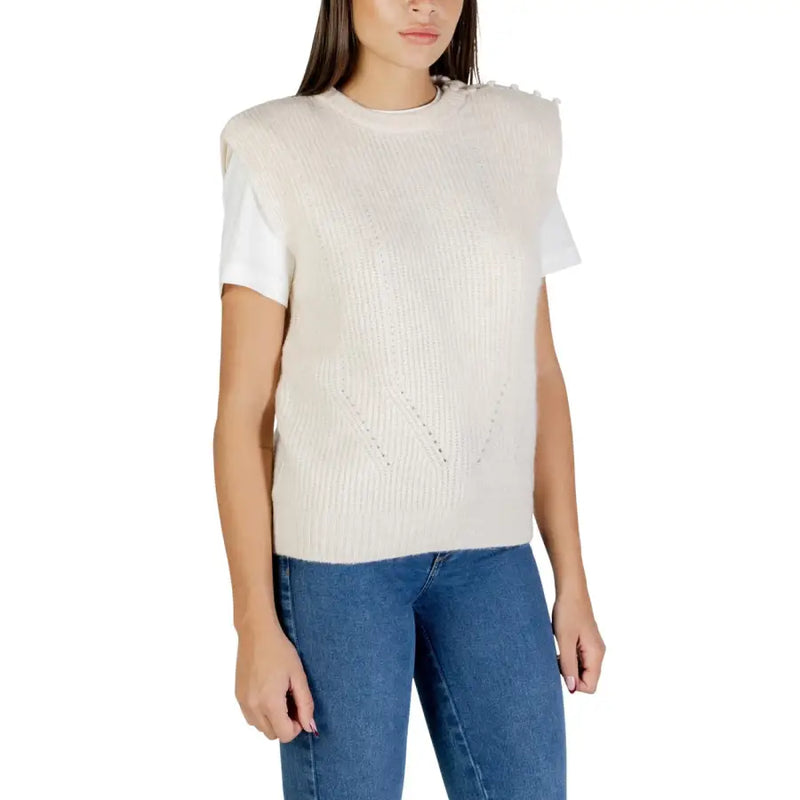 Ichi women beige sleeveless round neck gilet featuring cream-colored ribbed knit with short white sleeves and v-shaped pattern