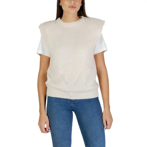 Ichi women beige sleeveless round neck gilet made of cream-colored ribbed knit with subtle geometric cutout details