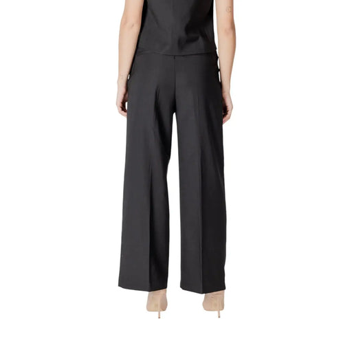 Ichi Schwarze Damen-Baumwollhose mit taillierter Passform, weitem Bein, dezenten Bundfalten vorne und Taschen, Größe 20122497