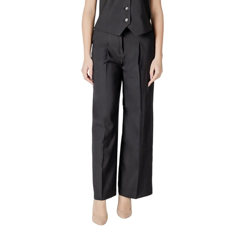 Ichi women black cotton trousers with pockets feature a sleek tailored fit and subtle front pleats in size 20122497