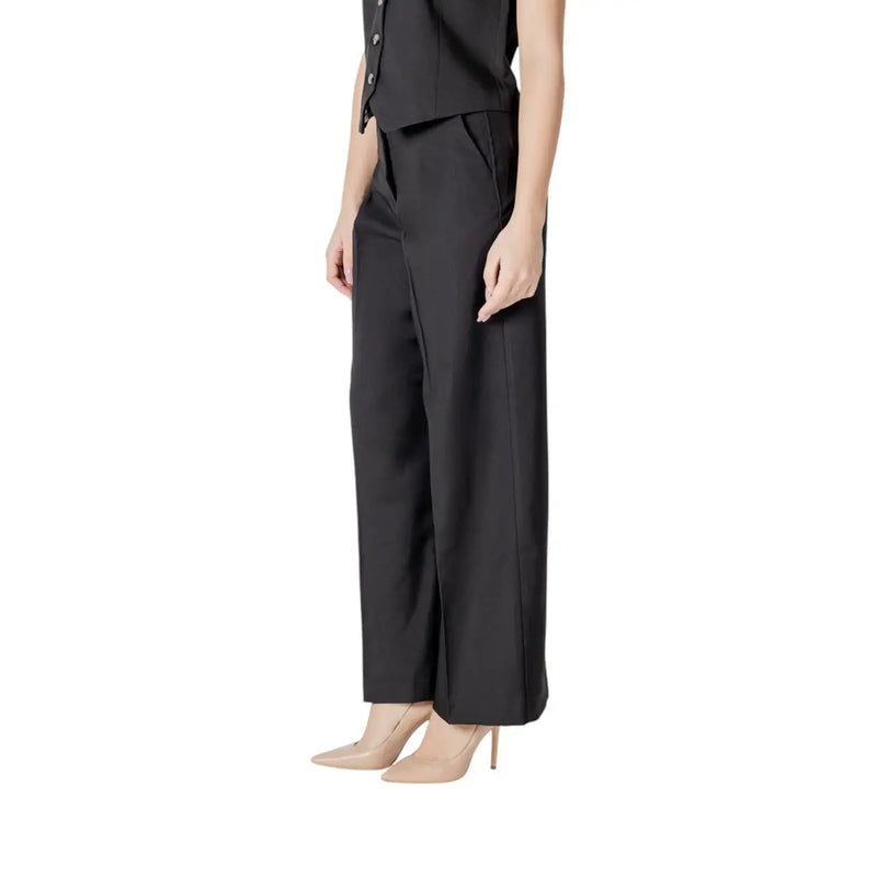 Ichi women black cotton trousers with pockets featuring a sleek tailored fit and subtle side pleats