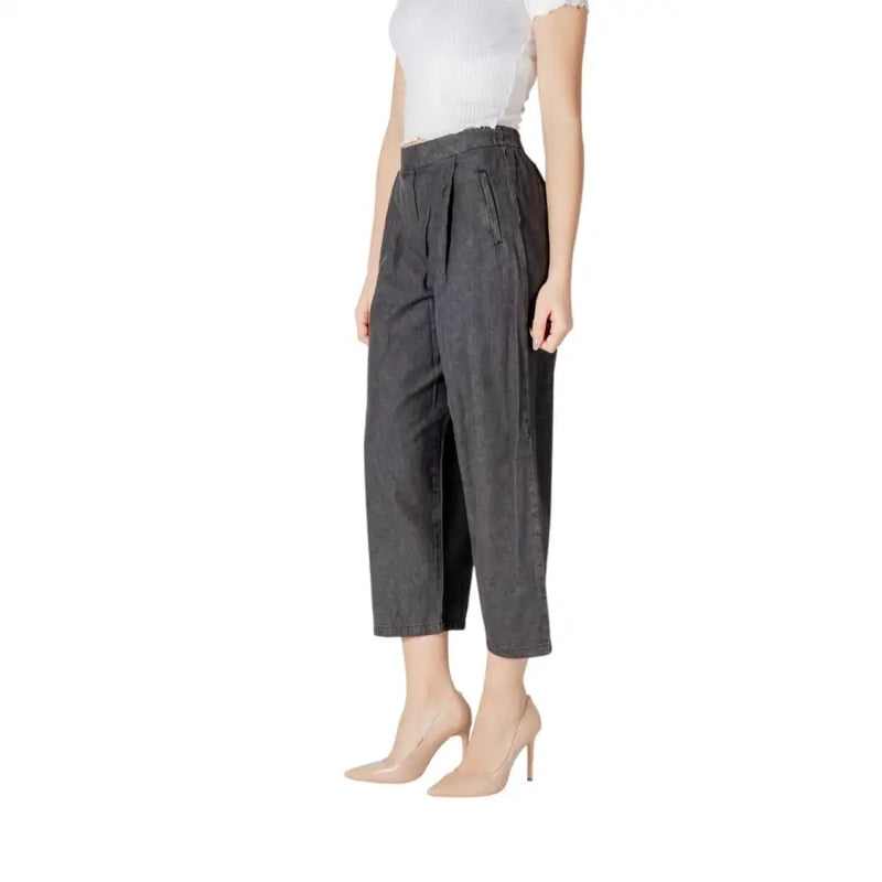 Ichi Women black cotton high-waisted cropped trousers with pleats