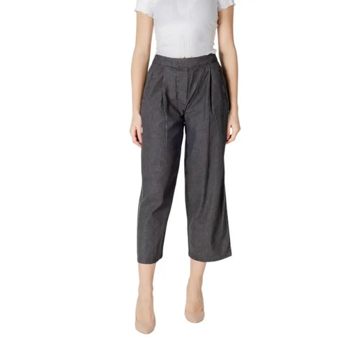 Ichi women black cotton high waisted cropped trousers with pleated front and relaxed fit for spring summer