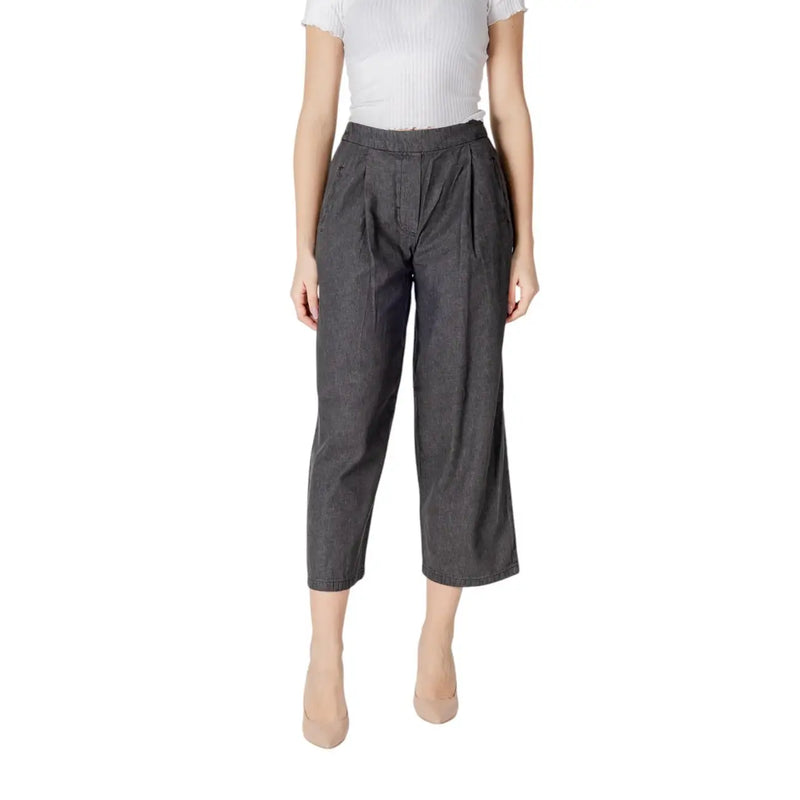 Ichi women black cotton high waisted cropped trousers with pleated front and relaxed fit for spring summer