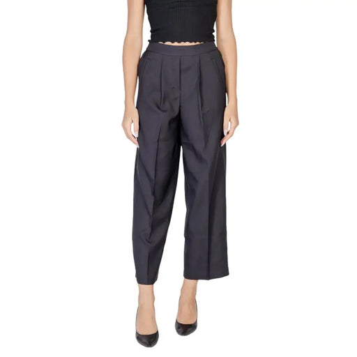 Ichi women black polyester high waisted pleated trousers with straight leg cut and cropped hem for fall winter
