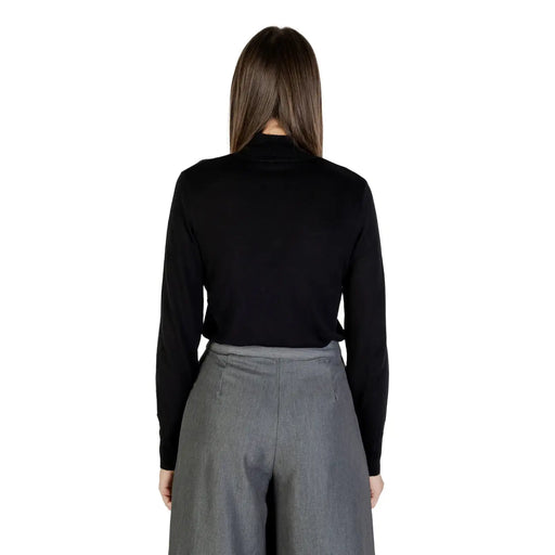 Schwarzer, langärmeliger Rollkragenpullover für Damen von Ichi hergestellt aus Viskosemischgewebe