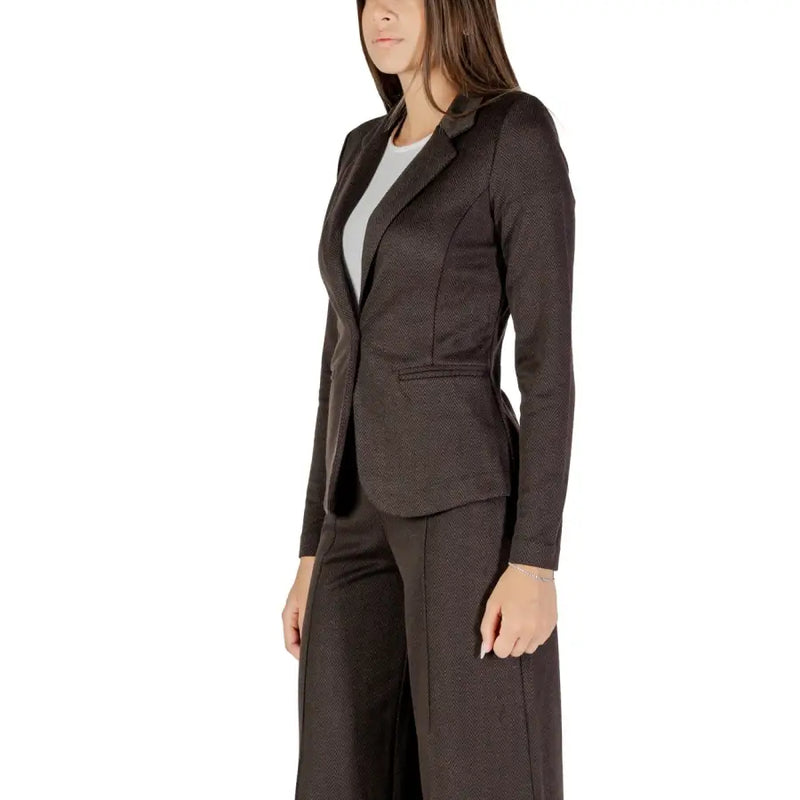 Women’s dark brown textured pantsuit with single-button blazer and wide-leg trousers for fall winter fashion