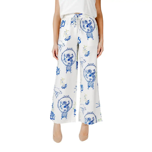 Ichi women’s white wide-leg trousers with blue and green porcelain-inspired circular print and lace details for spring summer
