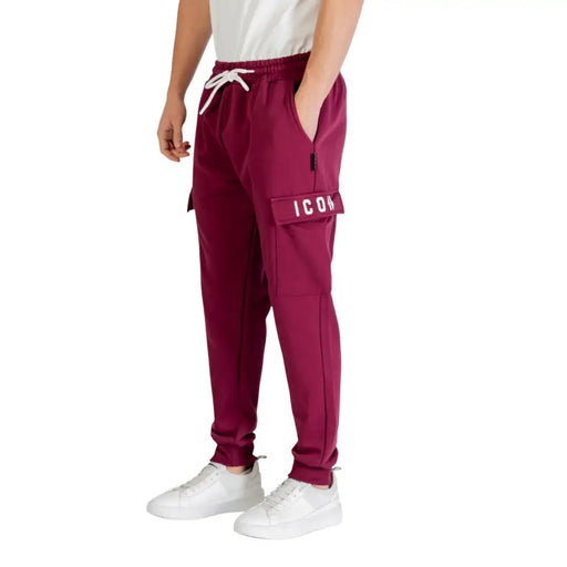 Icon Herrenhose, bordeauxrote Cargo-Jogginghose mit weißem Kordelzug und icon Markenlogo auf einer Seitentasche