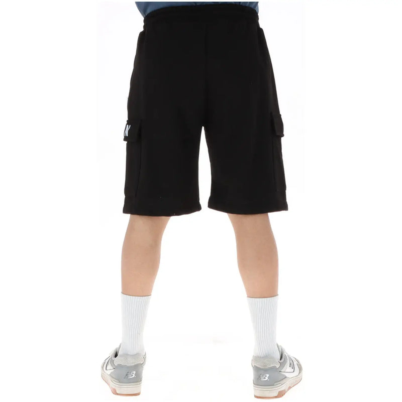 Icon Schwarze Cargoshorts für Herren mit Seitentaschen und weißem Logo am linken Oberschenkel, Vorderansicht