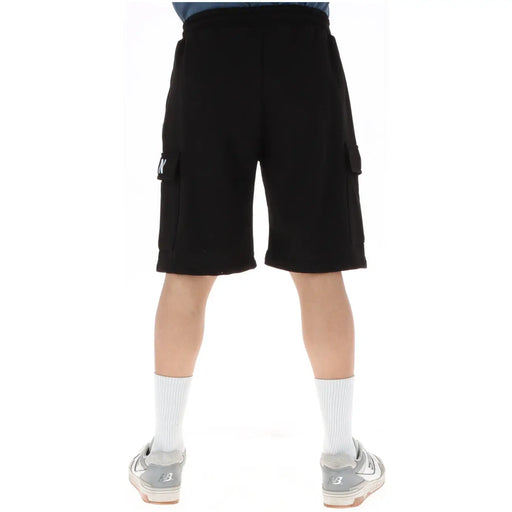 Icon Schwarze Cargoshorts für Herren mit Seitentaschen und weißem Logo am linken Oberschenkel, Vorderansicht