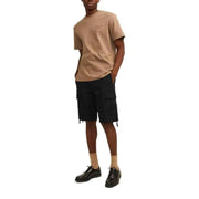 Beigefarbenes, kurzärmeliges Baumwollhemd t-shirt mit kleinem, gesticktem Logo, kombiniert mit schwarzen Jack & Jones Herren-Shorts aus Baumwolle mit Taschen