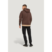 Ein brauner Kapuzenpullover mit lockerer Passform und gerippten Bündchen, kombiniert mit Jack & Jones schwarze Baumwollmischhose
