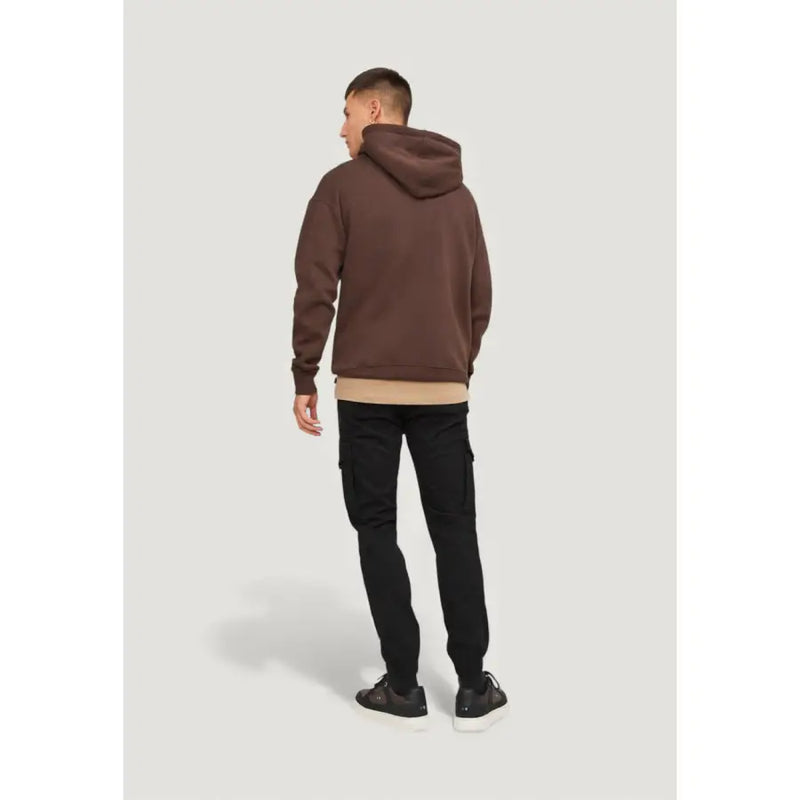 Ein brauner Kapuzenpullover mit lockerer Passform und gerippten Bündchen, kombiniert mit Jack & Jones schwarze Baumwollmischhose