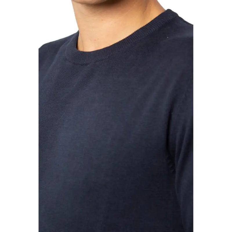 Navy blue crew neck t-shirt with ribbed neckline and cuffs, made of cotton.