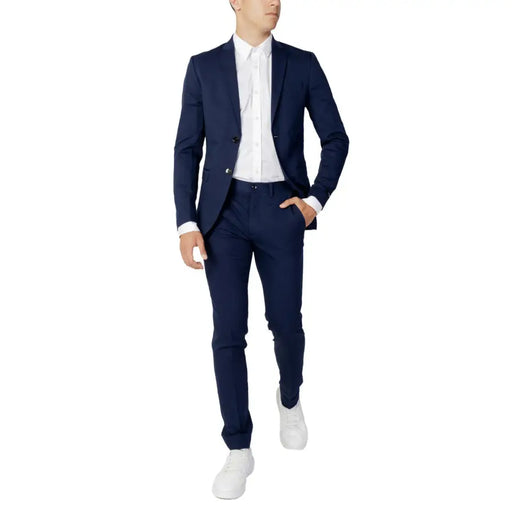 Men’s navy blue Jack and Jones suit with white shirt and sneakers for spring summer style