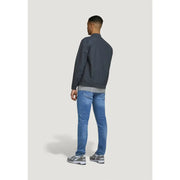 Dunkelgraue Bomberjacke mit geripptem Kragen und Bündchen, getragen über einem grauen Rundhals-T-Shirt, kombiniert mit Jack & Jones blaue, abgetragene Jeans