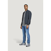 Dunkelgraue Bomberjacke mit elegantem, modernem Design und dezentem Frontreißverschluss, kombiniert mit blauen Jack & Jones Jeans im Used-Look.