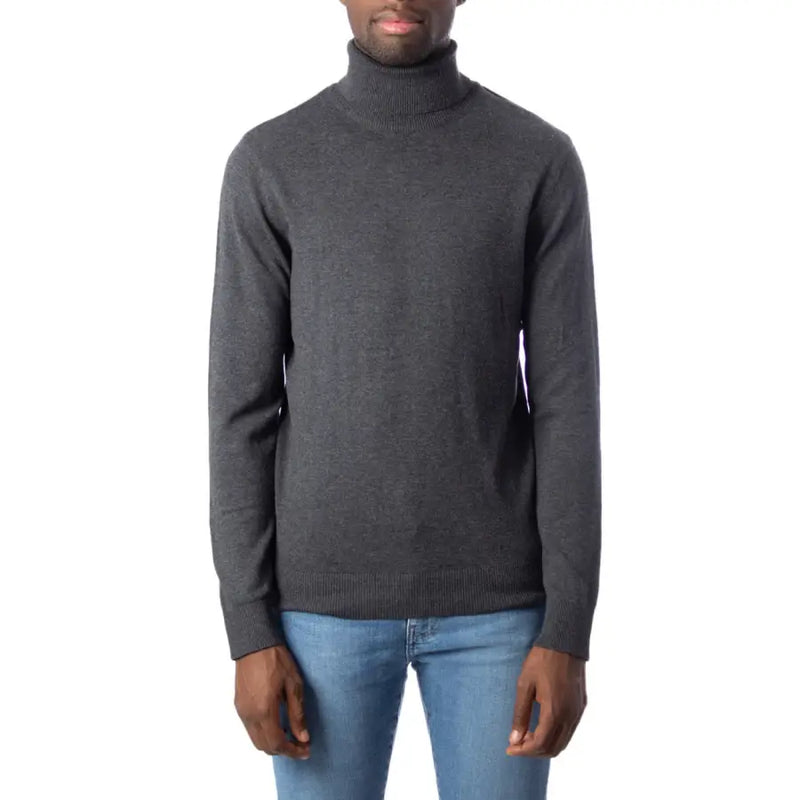 Charcoal turtleneck sweater with subtle pattern and ribbed cuffs, made of soft wool.