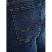 Poche arrière d'un jean Jack & Jones pour homme, bleu uni stretch, avec surpiqûres jaunes et couture logo incurvée.
