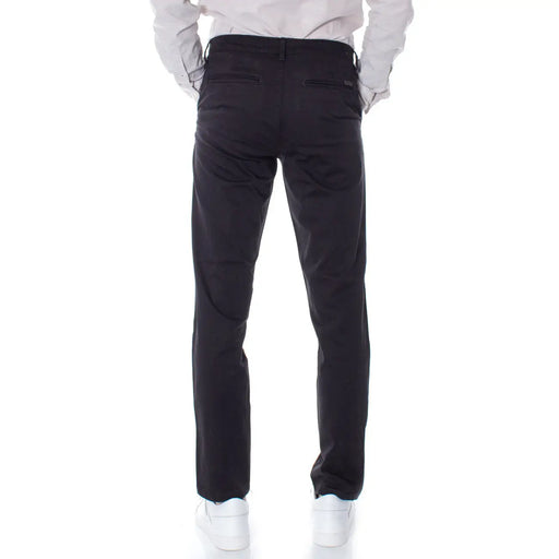 Pantalon chino Jack and Jones pour homme, en coton noir, coupe slim, avec surpiqûres discrètes et style classique.