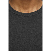 Dunkelgrauer, melierter Strickpullover aus Baumwolle mit Rundhalsausschnitt aus der Jack & Jones Herrenkollektion „Grey Marl Round Neck Knitwear“.