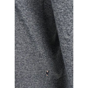 Nahaufnahme von Jack & Jones Herrenstrickwaren aus dunkelgrauem, strukturiertem Baumwollstoff mit dezenten Sprenkeln und geripptem Rand.