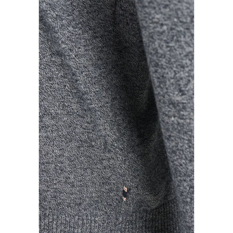 Nahaufnahme von Jack & Jones Herrenstrickwaren aus dunkelgrauem, strukturiertem Baumwollstoff mit dezenten Sprenkeln und geripptem Rand.